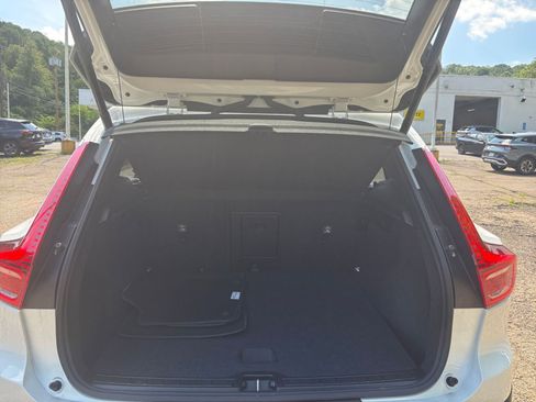 Used 2024 Volvo XC40 B5 Core image 33