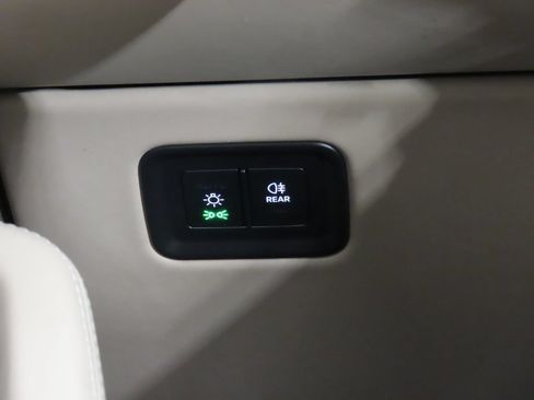 Certified 2025 Porsche Macan 4 Electric AWD/4WD image 25