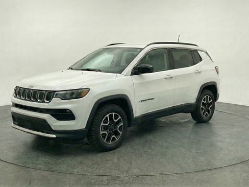 Used 2025 Jeep Compass Trailhawk AWD/4WD image 3