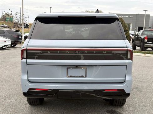 Used 2025 Lincoln Navigator Reserve w/ Jet Appearance Package image 4