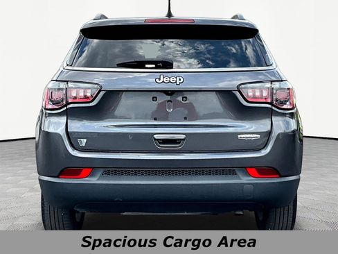 Used 2022 Jeep Compass Latitude FWD image 5