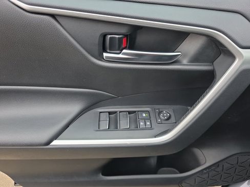 Used 2022 Toyota RAV4 SE w/ Convenience Package image 20