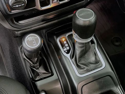 Used 2022 Jeep Gladiator Sport image 17