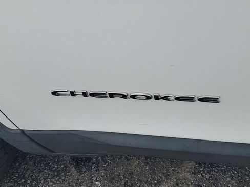 Used 2018 Jeep Cherokee Latitude Plus w/ Comfort/Convenience Group FWD image 26