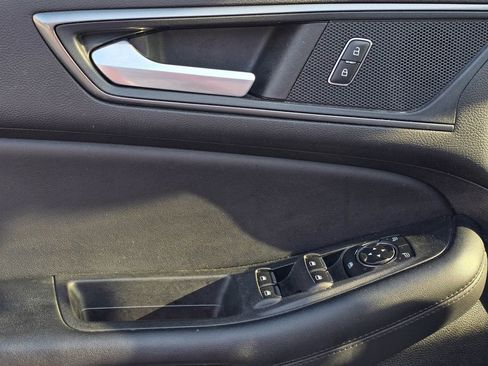 Used 2021 Ford Edge SE image 9