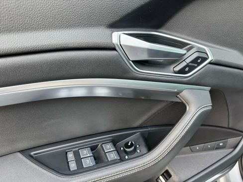 Used 2022 Audi e-tron Premium Plus w/ Premium Plus Package image 42