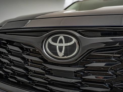 Used 2021 Toyota Highlander XLE AWD/4WD image 12