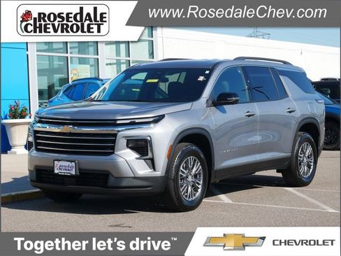 Used 2025 Chevrolet Traverse LT w/ Driver Confidence Package AWD/4WD image 1