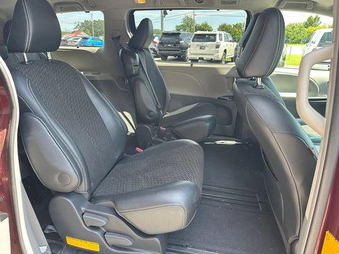 Used 2013 Toyota Sienna SE FWD image 5