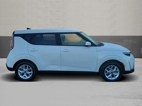 Used 2025 Kia Soul LX image 4