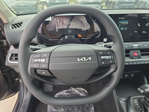 New 2025 Kia K4 LXS image 32