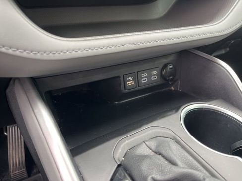 Used 2024 Toyota Highlander LE FWD image 27