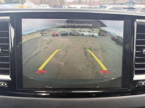 Used 2023 Chrysler Pacifica Touring-L image 19