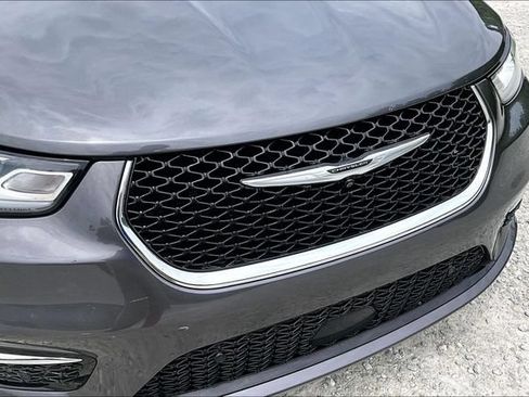 Used 2022 Chrysler Pacifica Limited w/ Uconnect Theater Family Group FWD image 31