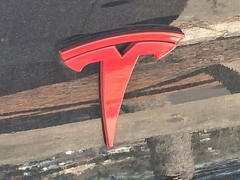Used 2021 Tesla Model Y Long Range image 9