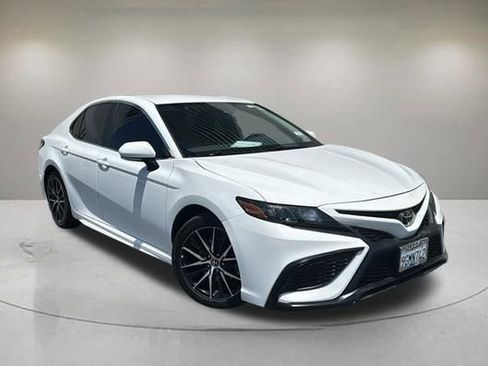 Used 2023 Toyota Camry SE FWD image 1
