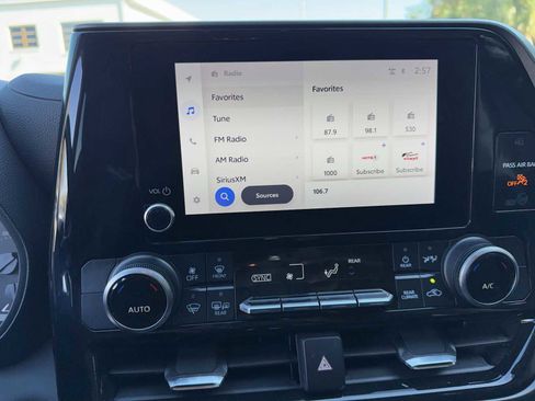 Used 2024 Toyota Highlander LE image 27