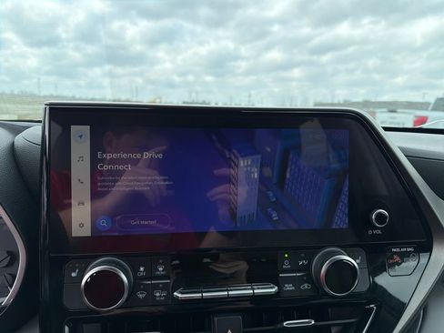 Used 2023 Toyota Highlander XLE image 32