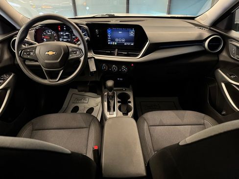 Used 2025 Chevrolet Trax LS w/ LS Convenience Package FWD image 9