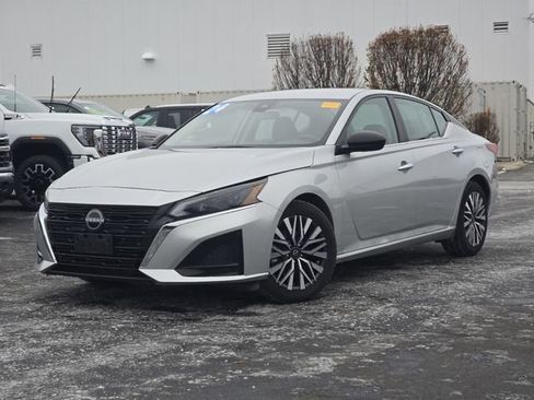 Used 2024 Nissan Altima 2.5 SV image 2