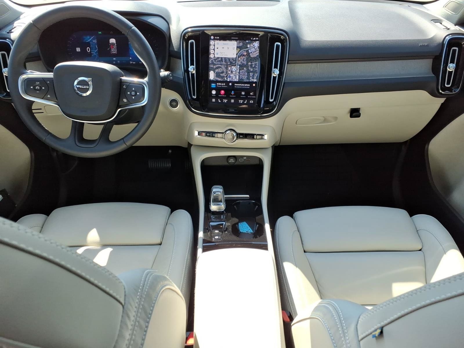 Used 2024 Volvo XC40 B5 Plus AWD/4WD image 12