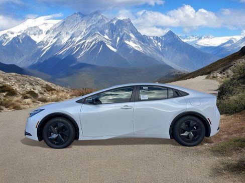 New 2026 Toyota Prius Plug-In Hybrid FWD image 2
