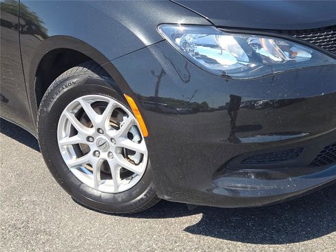 Certified 2023 Chrysler Voyager LX FWD image 4