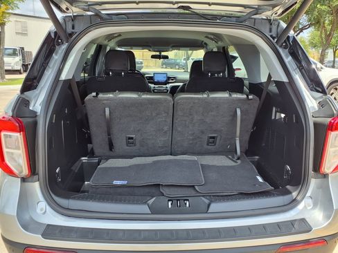 Used 2023 Ford Explorer XLT w/ Equipment Group 202A RWD image 9
