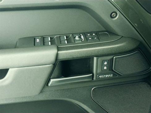 Used 2025 Land Rover Defender 110 image 17