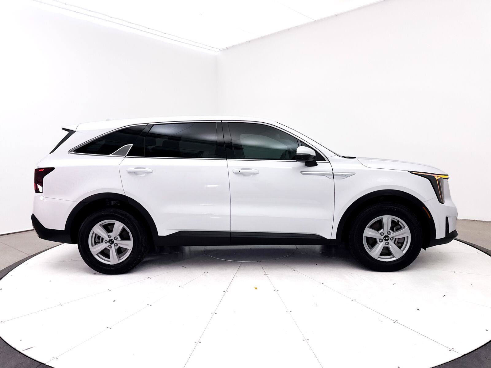 Used 2025 Kia Sorento LX FWD image 39