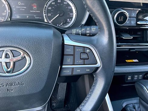 Used 2023 Toyota Highlander XLE FWD image 12