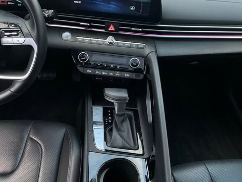 Used 2025 Hyundai Elantra Limited image 16