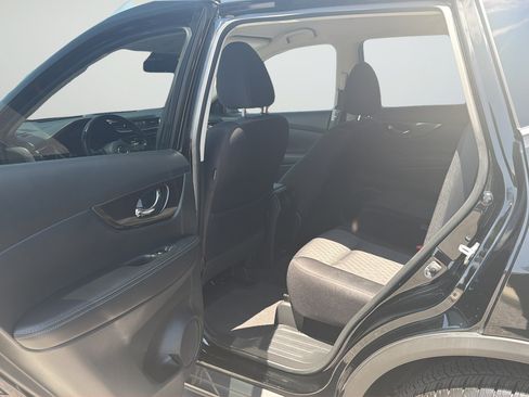 Used 2019 Nissan Rogue SV w/ Premium Package FWD image 23