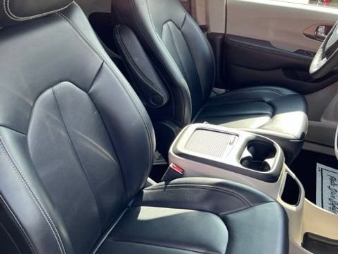 Used 2023 Chrysler Pacifica Touring-L FWD image 16