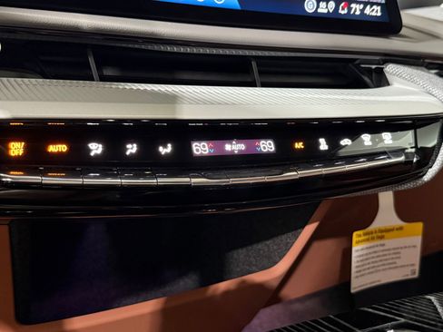 New 2026 Cadillac Optiq Luxury 2 image 31