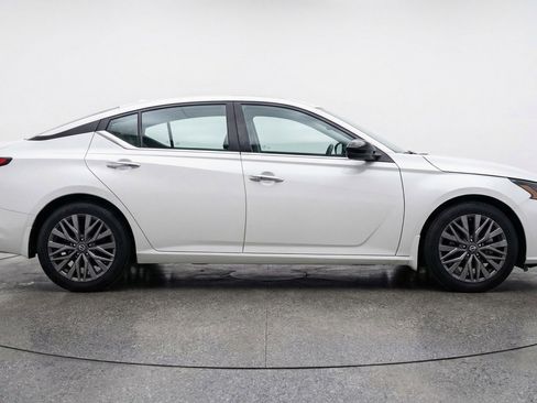 Used 2025 Nissan Altima 2.5 SV image 9
