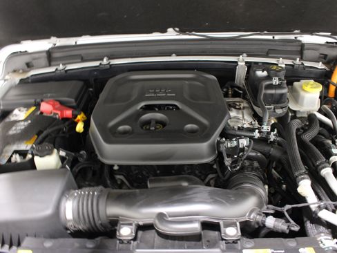 Used 2023 Jeep Wrangler Unlimited Sahara AWD/4WD image 39