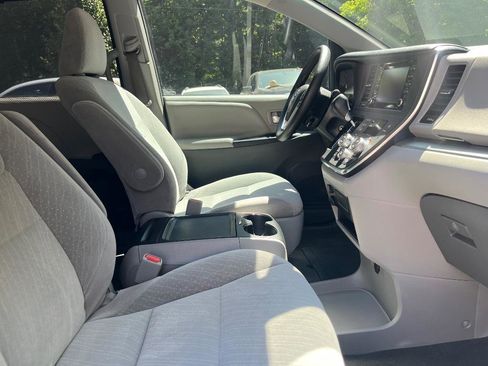 Used 2019 Toyota Sienna LE FWD image 33