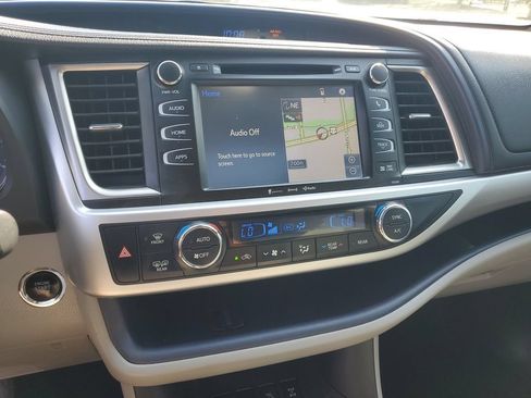 Used 2019 Toyota Highlander XLE AWD/4WD image 17