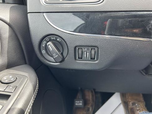 Used 2014 Chrysler Town & Country S FWD image 26