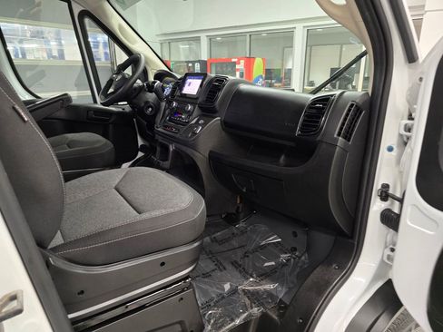 Used 2024 RAM ProMaster 2500 w/ Convenience Group image 24