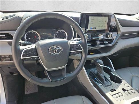 Used 2023 Toyota Highlander XLE AWD/4WD image 17