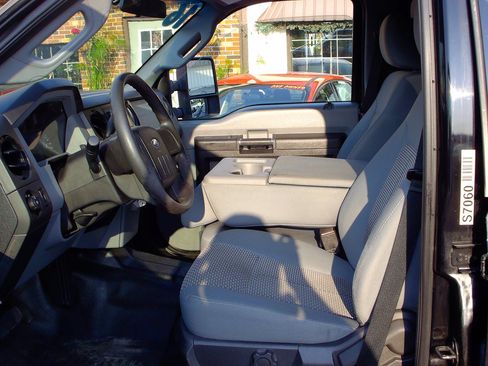 Used 2016 Ford F250 XL w/ Power Equipment Group AWD/4WD image 6