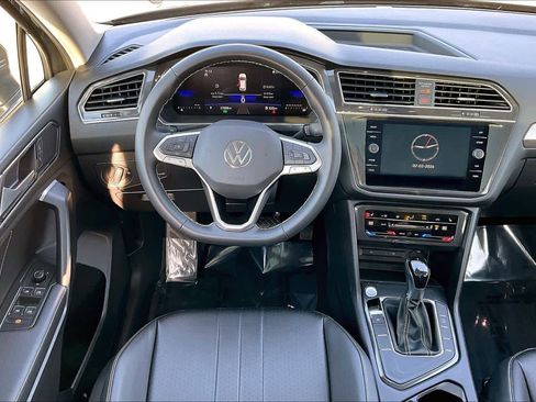 Used 2023 Volkswagen Tiguan SE w/ Panoramic Sunroof Package image 6