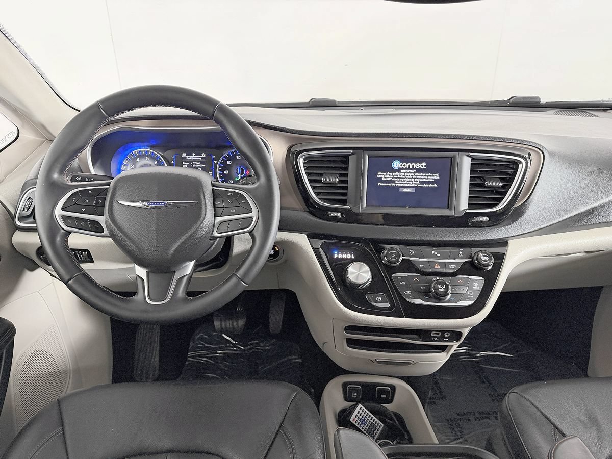 Used 2018 Chrysler Pacifica Touring-L w/ Tire & Wheel Group FWD image 54