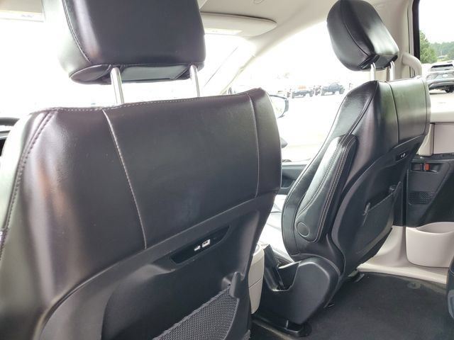 Used 2024 Chrysler Pacifica Limited FWD image 33