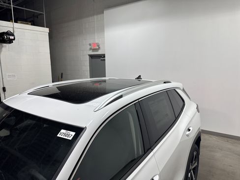 New 2025 Volkswagen Tiguan SE image 11