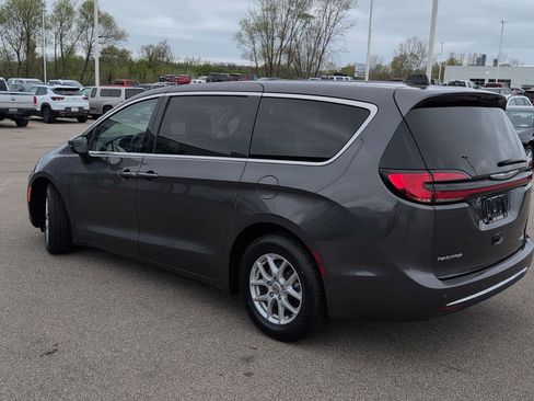 Used 2023 Chrysler Pacifica Touring-L FWD image 3
