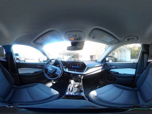 Used 2025 Chevrolet Trax LT image 38