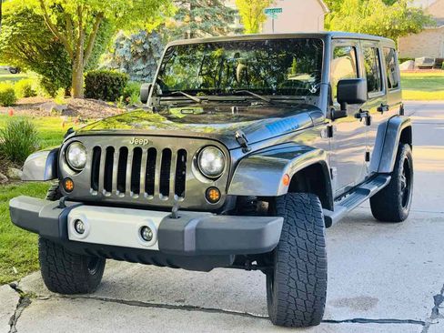 Used 2014 Jeep Wrangler Unlimited Sahara w/ Connectivity Group AWD/4WD image 11